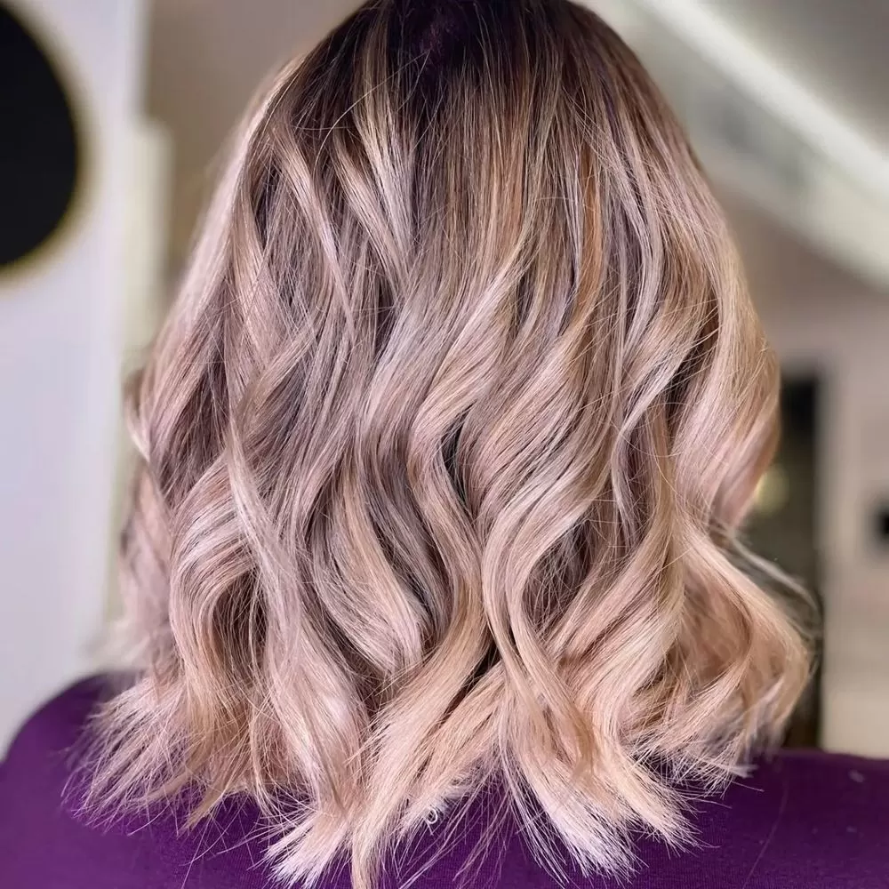 Coafat profesional păr lung și styling bucle lejere la hairstylist lângă Piața Victoriei.