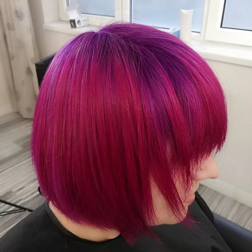 Hairstylist realizând o tunsoare modernă în salon coafor București zona Piața Victoriei.